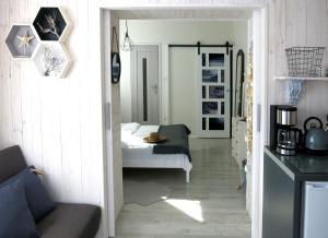 - une chambre avec un lit et un salon dans l'établissement Małe Letnisko, à Puck