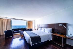 Postel nebo postele na pokoji v ubytování Radisson Blu Acqua Hotel & Spa Concon