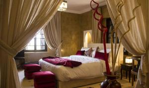 - une chambre avec un grand lit à baldaquin dans l'établissement Kasbah ATFEL, à Ourika
