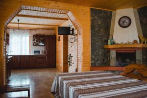 - une chambre avec un grand lit et une cheminée dans l'établissement Kryvyi brid, à Yaremtche