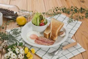 un plato de desayuno con un sándwich y una ensalada en Hotel Aura Resort Ⅱ Kashiba (Adult Only), en Nara