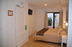 A bed or beds in a room at Hotel Doña Lina