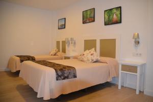 A bed or beds in a room at Hotel Doña Lina