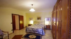 a bedroom with a bed in a room at Casa Sotto La Rocca in Radicofani