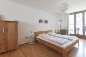 een slaapkamer met een bed en een dressoir bij Altstadtloft am Martinstor in Freiburg im Breisgau