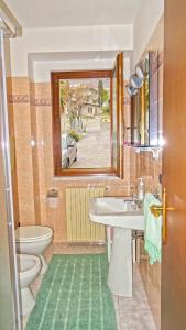 Bilik mandi di Casa Rosalia cozy holiday apartment by Gardadomsumea