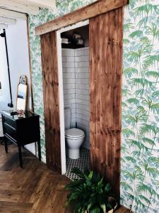 カディスにあるÁtico Fallaの木製の壁のバスルーム(トイレ付)