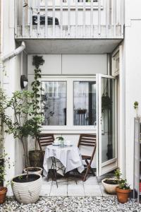 een patio met een tafel en stoelen op een balkon bij Nice, Modern Apartment in Central Bergen in Bergen