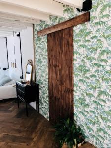 um quarto com uma secretária e uma parede com papel de parede em Ático Falla em Cádiz