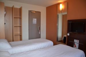 Postel nebo postele na pokoji v ubytování ibis Issoire