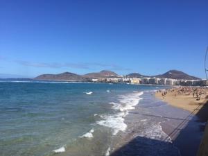 a beach with a bunch of people on the water at Dream Canteras in Las Palmas de Gran Canaria