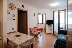 een woonkamer met een tafel en een bank bij Val di Luce - Interno 19 in Abetone
