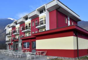 ドモドッソラにあるHotel Motel Europaの赤白の建物