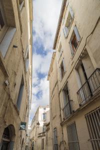 un callejón entre dos edificios en una ciudad en Le Little Soho, en Montpellier