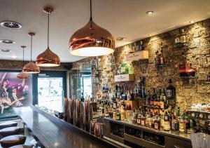 Khu vực lounge/bar tại Arthur's Hotel und Apartments am Achensee