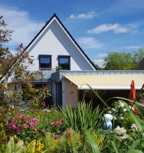 a house with a garden in front of it at Sommerwind in Eutin