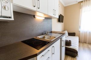 Kuchyňa alebo kuchynka v ubytovaní Lara Apartments