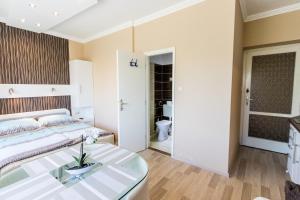 Posteľ alebo postele v izbe v ubytovaní Lara Apartments