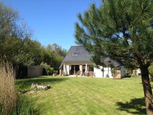 a house with a group of dogs in the yard at Villa Omaha in Saint-Laurent-sur-Mer