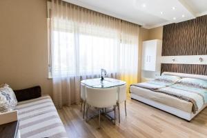 Posteľ alebo postele v izbe v ubytovaní Lara Apartments