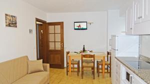 Kuchyň nebo kuchyňský kout v ubytování La Rotonda apartments by Gardadomusmea