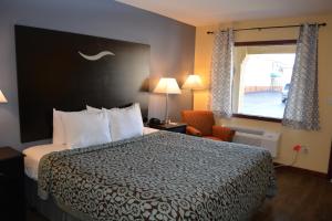 um quarto de hotel com uma cama e uma janela em Days Inn by Wyndham Jacksonville NC em Jacksonville