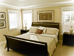 una camera con un grande letto e due finestre di Mississauga Furnished Apartments a Mississauga