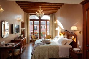 A bed or beds in a room at Hotel Bisanzio