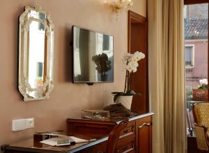 A television and/or entertainment centre at Hotel Bisanzio