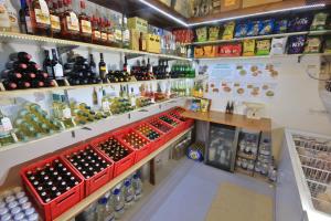 Pasar raya atau kedai lain di hotel atau berdekatan