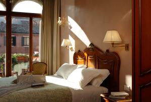 A bed or beds in a room at Hotel Bisanzio