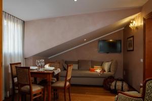 A seating area at Hotel Bisanzio