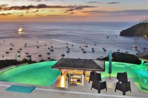 A view of the pool at Tropical Hideaway or nearby