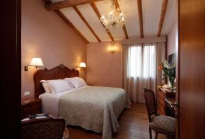 A bed or beds in a room at Hotel Bisanzio