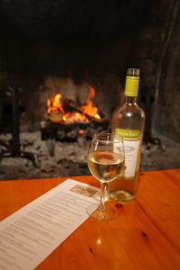una copa de vino blanco junto a una botella de vino en Cove Point Lodge, en Beaver Bay