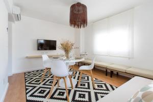 a white living room with a table and chairs at Miro in El Campello