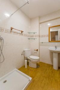 łazienka z toaletą i umywalką w obiekcie Miro w mieście El Campello