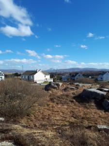 - une vue depuis le sommet d'une colline avec des maisons dans l'établissement Teach Taigh, à Kincasslagh