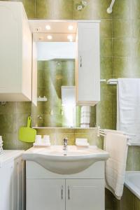 W łazience znajduje się umywalka i lustro. w obiekcie Holiday house "Kale" w mieście Drače