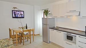 Kuchyň nebo kuchyňský kout v ubytování La Rotonda apartments by Gardadomusmea