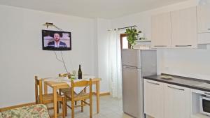 Kuchyň nebo kuchyňský kout v ubytování La Rotonda apartments by Gardadomusmea