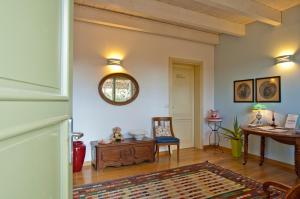A seating area at L'Orso e L'Ape B&B