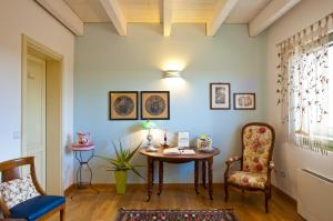A seating area at L'Orso e L'Ape B&B