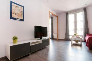 Una televisión o centro de entretenimiento en New flat in the center-Eixample Passeig de Gracia