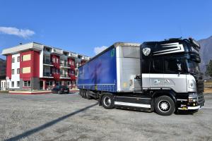 ドモドッソラにあるHotel Motel Europaの建物前に停車する半トラック