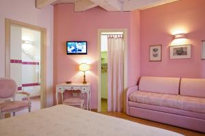 A television and/or entertainment centre at L'Orso e L'Ape B&B