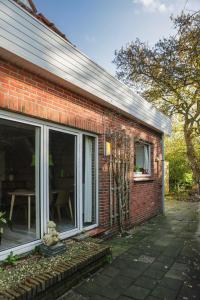 een bakstenen huis met een groot raam en een patio bij Engelbarn in Engelbert