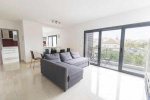 a living room with a couch and a table at modern flat in Estoril