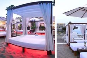 ベナルマデナにあるMALAGA BENALMADENA PUERTO MARINA PLAYA VACACIONAL Luxuryの天蓋付きベッド1台(傘付)の写真2枚