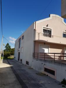 une rue vide devant un bâtiment dans l'établissement Mikes Beach Apartment, à Torreira